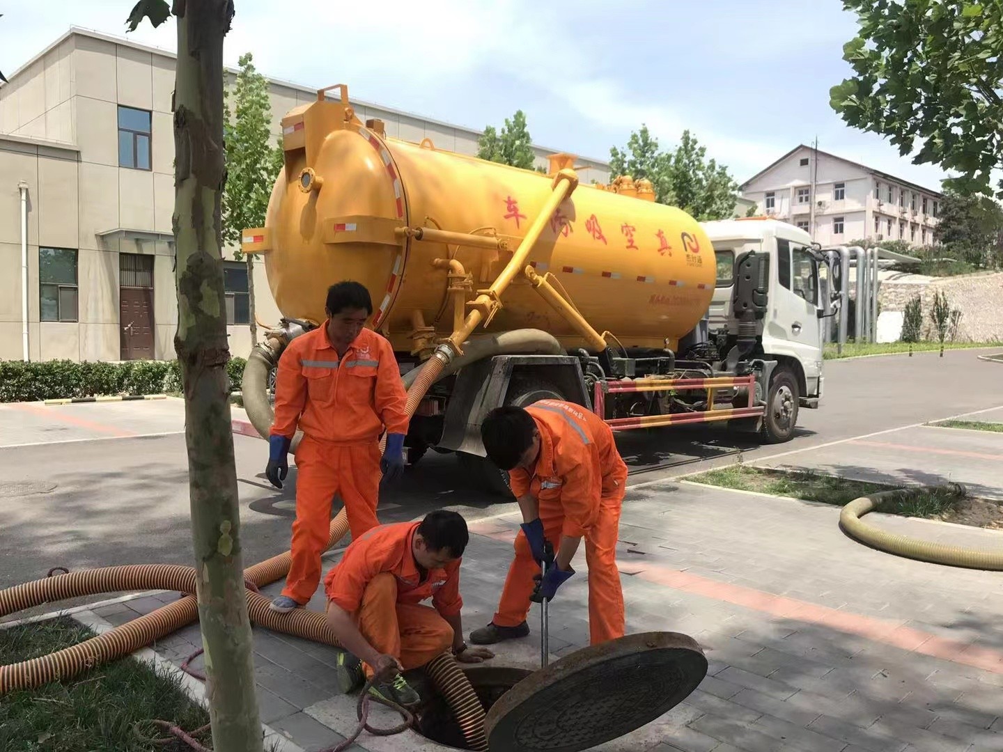 浑源管道疏通车停在窨井附近